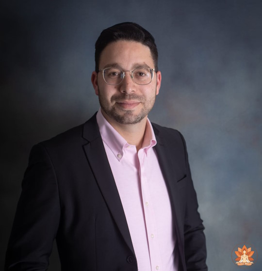 יהונתן וינטר הוא מטפל ויועץ זוגי-מיני, ומייסד מכללת TCT להכשרת מטפלים ומאמנים